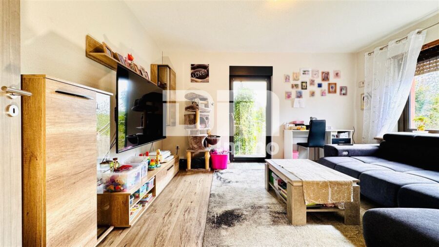 Helle Dreizimmerwohnung mit Terrasse + Stellplatz in saniertem Zweifamilienhaus - WE1 EG Wohnzimmer / Zugang Terrasse